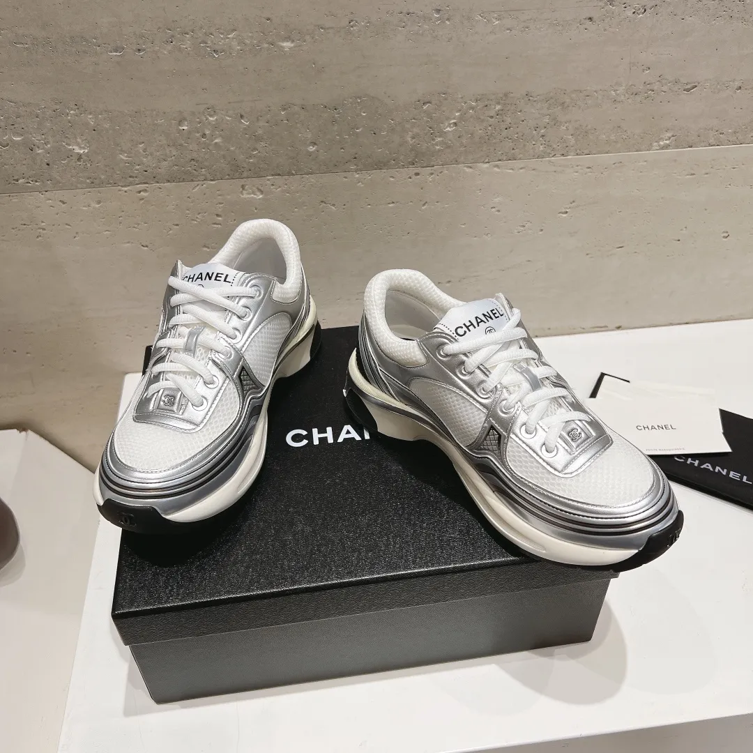 👟👟Ex-factory price 640👟👟 Chanel Chanel 24C Early Spring Resort Series Xiaoxiang Metal Casual Sports Shoes Gold Silver Horn King The latest foreign catwalk series Chanel Chanel 2024 Early Spring Series is held in the second smallest country in the world. The series is inspired by Monaco's international seaside lifestyle, from the F1 racing track to beach swimming pools, from casinos to tennis courts, to create a diverse and unique new series of racing driver's helmets, jumpsuits and other elements that have been reinterpreted to be more fashionable. Exquisite packaging at the delivery counter 🛍📦 ▪️Fabric: Original imported metal cowhide + technical fabric ▪️Inner lining: Original custom-made breathable mesh ▪️Sole: Original molded ultra-light foam combination outsole ▪️Sole thickness: 3.5CM ▪️Size: Women’s 35-41